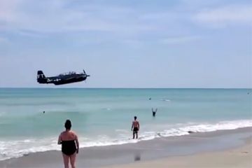 Un avion de la Seconde Guerre mondiale atterrit en catastrophe sur une plage de Floride