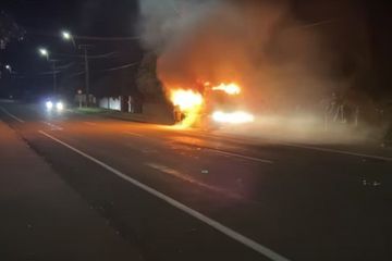 Un fantôme au volant ? Un bus en flammes démarre mystérieusement