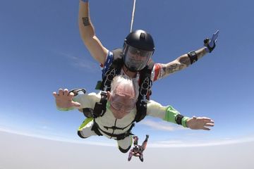Un homme de 103 ans saute en parachute et entre au Guinness des records