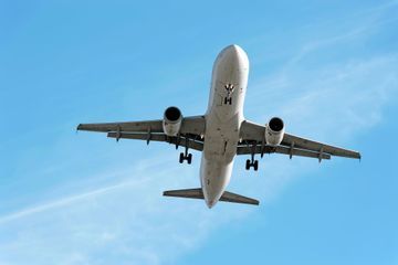 Un homme sort de son avion en sautant sur l'aile de l'appareil