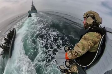 Un navire de guerre anglais pris d'assaut par un homme volant