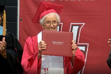 Une Américaine de 94 ans réalise son rêve et obtient son baccalauréat