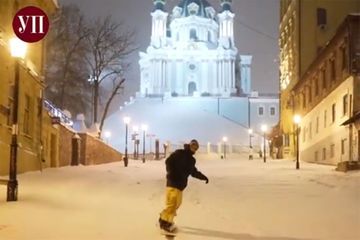 Une célèbre rue de Kiev transformée en piste de snowboard