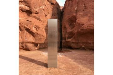 Une mystérieuse structure métallique découverte en plein désert