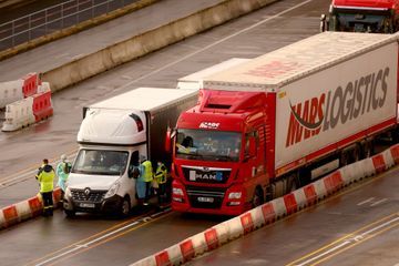 A Douvres, les chauffeurs bloqués passent Noël dans leur camion