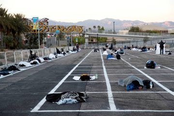 À Las Vegas, un foyer ferme, les sans-abri renvoyés sur un parking quadrillé
