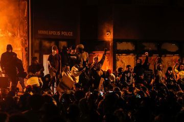 Devant le commissariat numéro 3 de Minneapolis, jeudi soir.