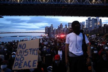 A New York, des manifestations et des pillages malgré le couvre-feu