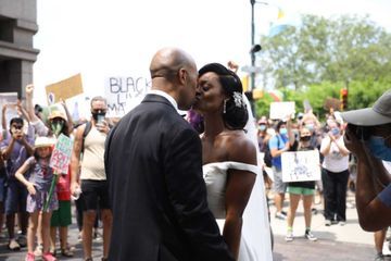 A Philadelphie, les futurs mariés s'embrassent au milieu des manifestants contre le racisme