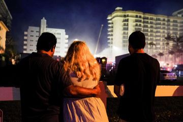 A Surfside, colère, larmes et prières près des décombres de l'immeuble effondré