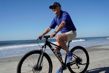 Accompagné de son épouse Jill, Joe Biden s'offre une balade en vélo et rassure sur sa santé