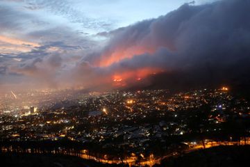 Afrique du Sud : un violent incendie au Cap menace le centre-ville