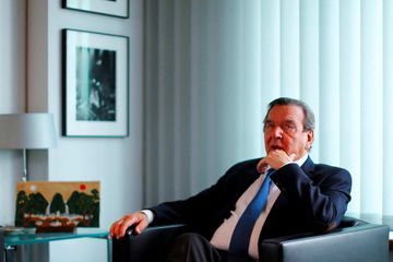 Allemagne : Gerhard Schröder, proche de Poutine, privé d'une partie de ses avantages d'ex-chancelier
