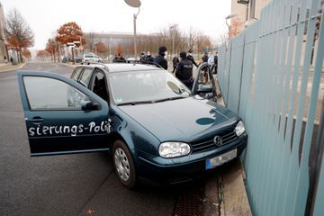 Allemagne : un homme percute en voiture le portail de la chancellerie