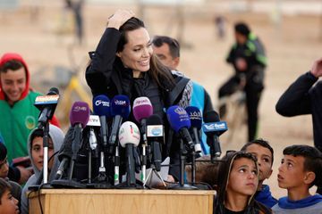 Pour l'Unesco, Angelina Jolie s'engage auprès des enfants déscolarisés