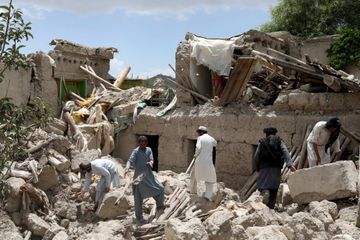 Après le séisme en Afghanistan, les secouristes s'activent dans des conditions difficiles
