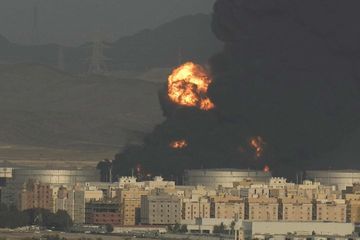 Attaques des rebelles yéménites contre l'Arabie saoudite, une installation pétrolière en flammes