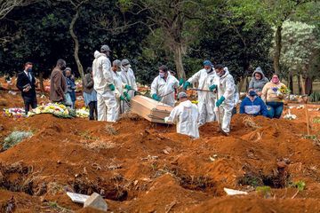 Au Brésil, reportage dans l'enfer des cimetières
