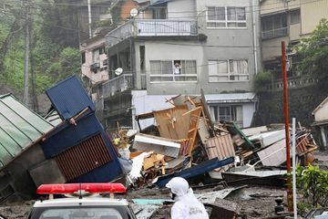 Au Japon, les secouristes cherchent des survivants après la coulée de boue