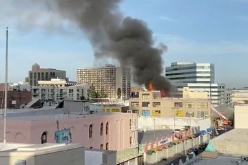 Au moins onze pompiers blessés dans un spectaculaire incendie à Los Angeles