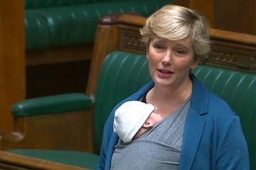 Au Parlement avec son bébé, la députée britannique Stella Creasy rappelée à l'ordre