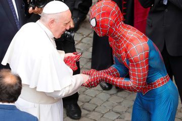 Au Vatican, Spiderman a serré la main du pape François