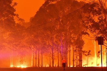 Australie : un pompier meurt dans les flammes