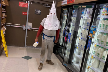 Aux Etats-Unis, un deuxième homme porte une cagoule du Ku Klux Klan en guise de masque