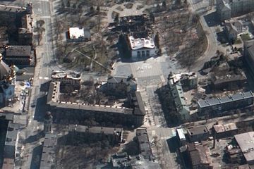 AVANT/APRÈS : La destruction du théâtre de Marioupol vue du ciel