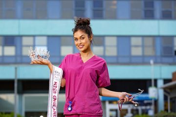 Miss Angleterre redevient médecin et retourne à l'hôpital contre le coronavirus