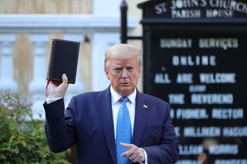 Bible à la main, Trump visite 