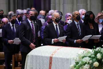 Biden, les Obama et les Clinton réunis pour les funérailles de Madeleine Albright