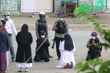 Birmanie : une religieuse agenouillée devant des policiers pour protéger les manifestants
