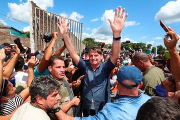 Bolsonaro s'offre un bain de foule sans masque et prend une amende