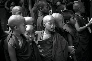 Bouddhisme : dans l'austère des enfants moines
