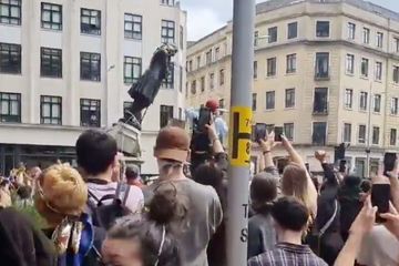 Bristol : la statue d'Edward Colston déboulonnée par les manifestants antiracistes