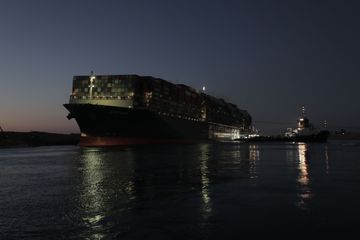 Canal de Suez bloqué: le porte-conteneurs Ever Given remis à 80% dans 