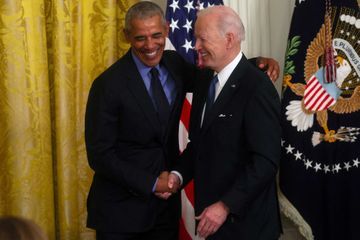Chaleureuses retrouvailles à la Maison-Blanche pour Barack Obama et Joe Biden