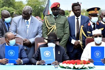 Chants et cris de joie à la signature d'un accord de paix historique au Soudan