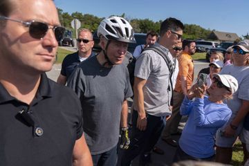 Chute à vélo sans gravité pour Joe Biden
