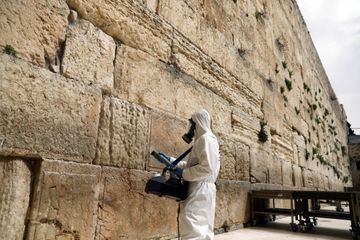 Coronavirus : à Jérusalem, les pierres du Mur des Lamentations désinfectées