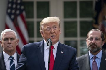 Coronavirus : Trump annonce l'état d'urgence... puis serre des mains
