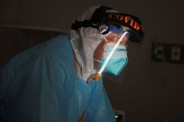 Covid-19 : L'image forte d'un patient en détresse réconforté par un médecin