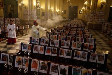 Dans la cathédrale de Lima, les portraits des victimes du covid-19