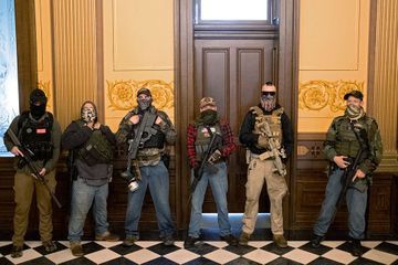 Dans le Michigan, des hommes armés manifestent dans le Capitole contre le confinement