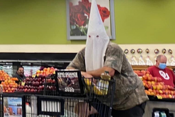 Dans un supermarché californien, une cagoule du Ku Klux Klan en guise de masque