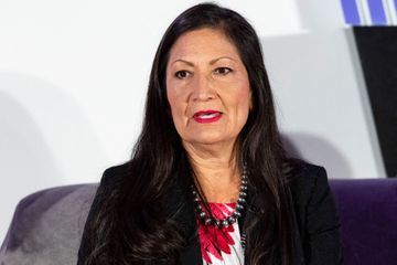 Deb Haaland, première Amérindienne secrétaire à l'Intérieur