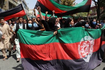 Des Afghans descendent dans la rue et défient les talibans