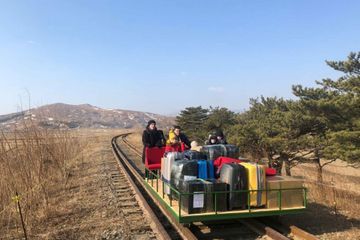 Des diplomates russes quittent la Corée du Nord... en poussant un chariot ferroviaire