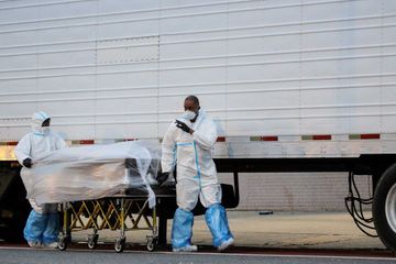 Des dizaines de corps en décomposition retrouvés dans des camions à New York